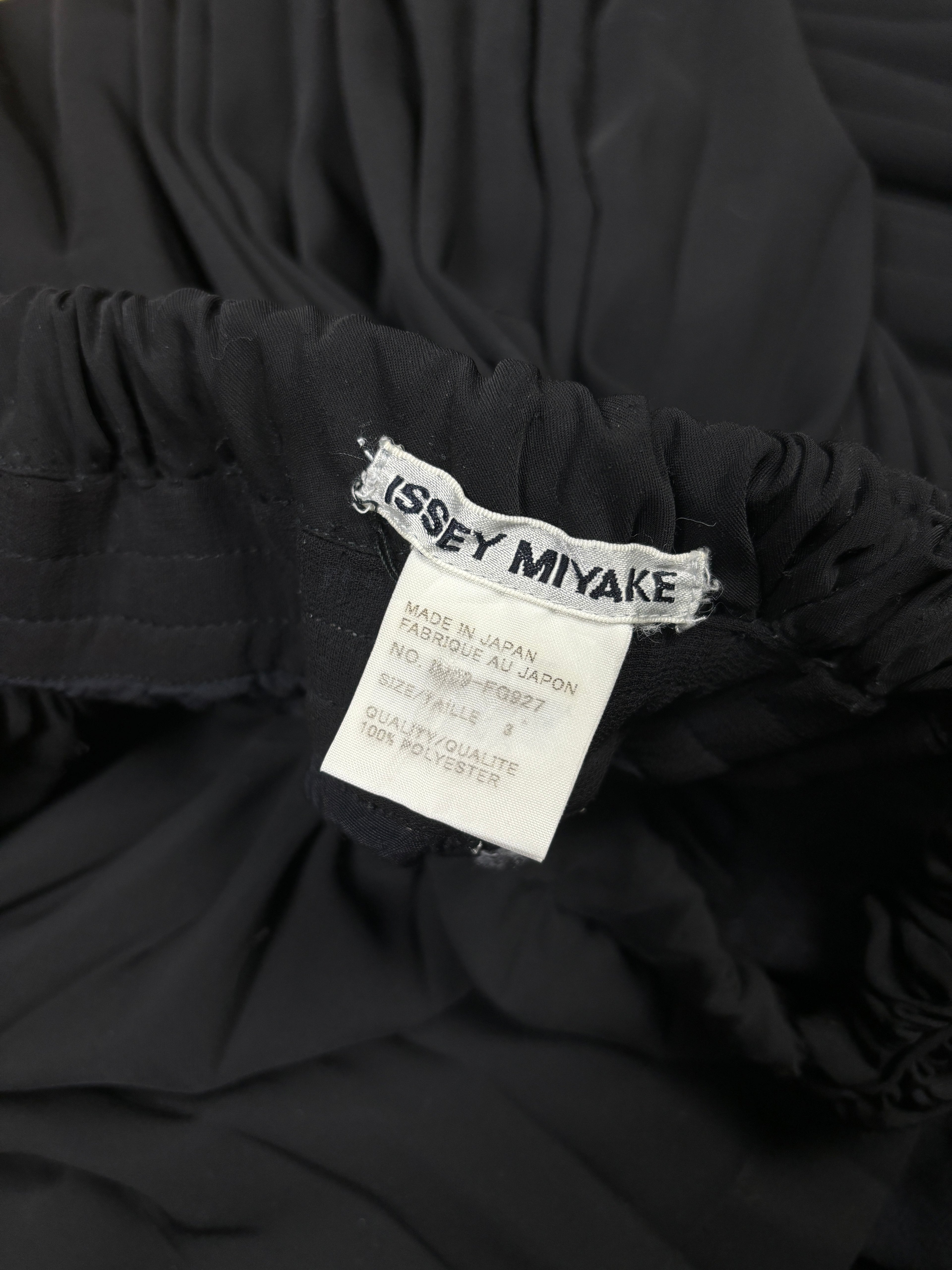 Pantalones con falda plisada en capas de Issey Miyake