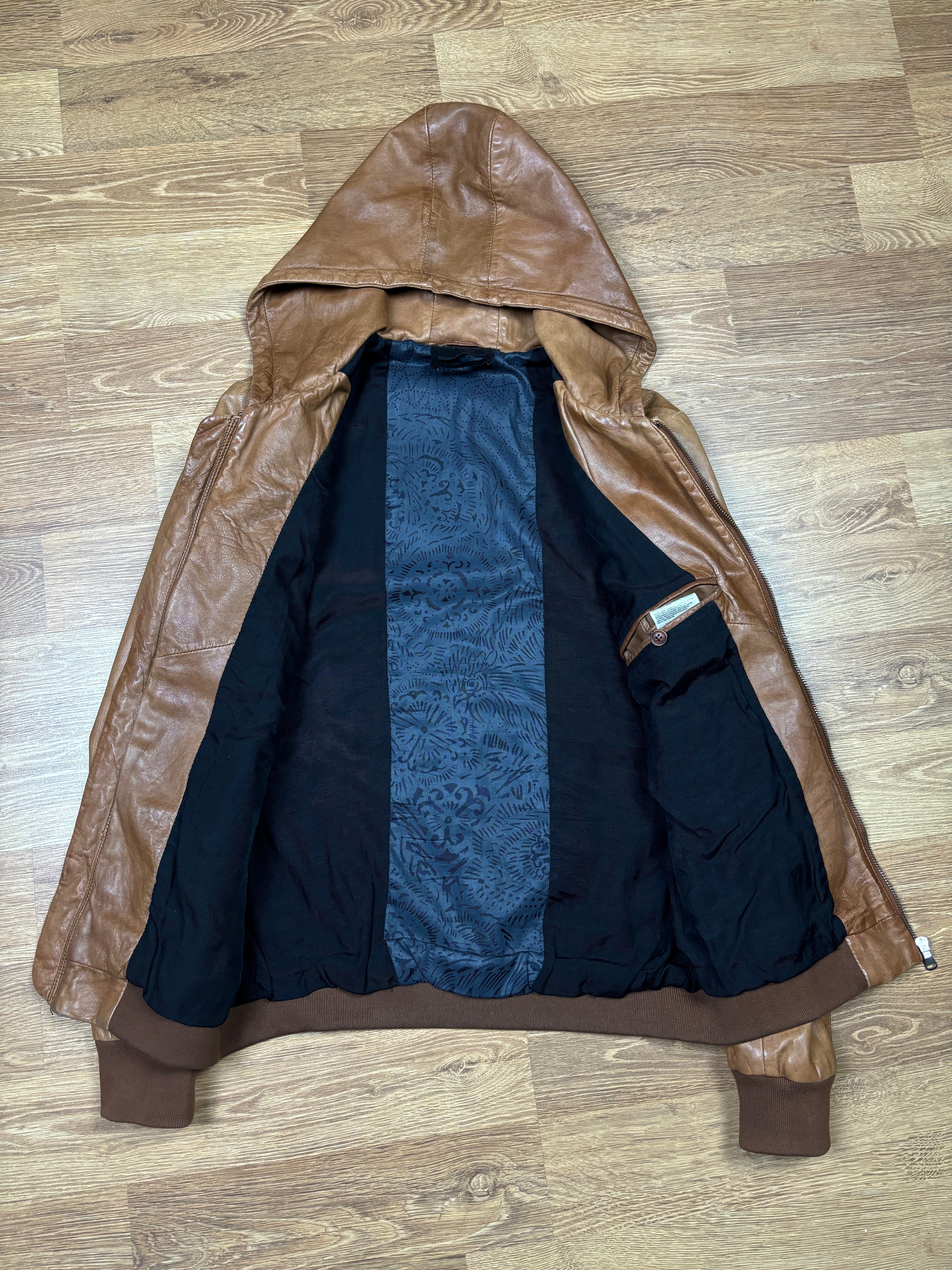Chaqueta de cuero con capucha Diesel Black Gold y parches de estrellas marrones