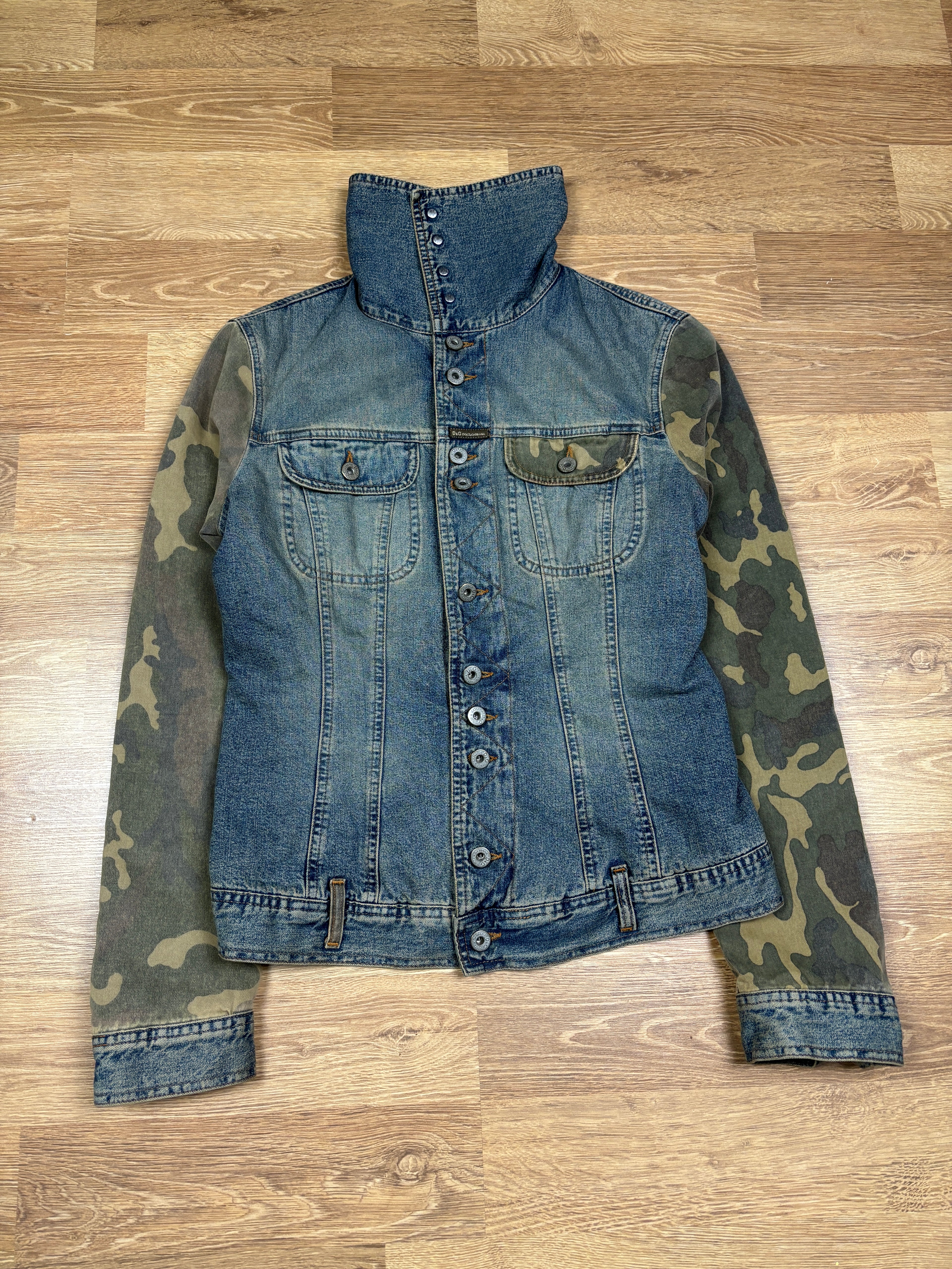 Chaqueta vaquera de Dolce & Gabbana FW2003 con mangas de camuflaje