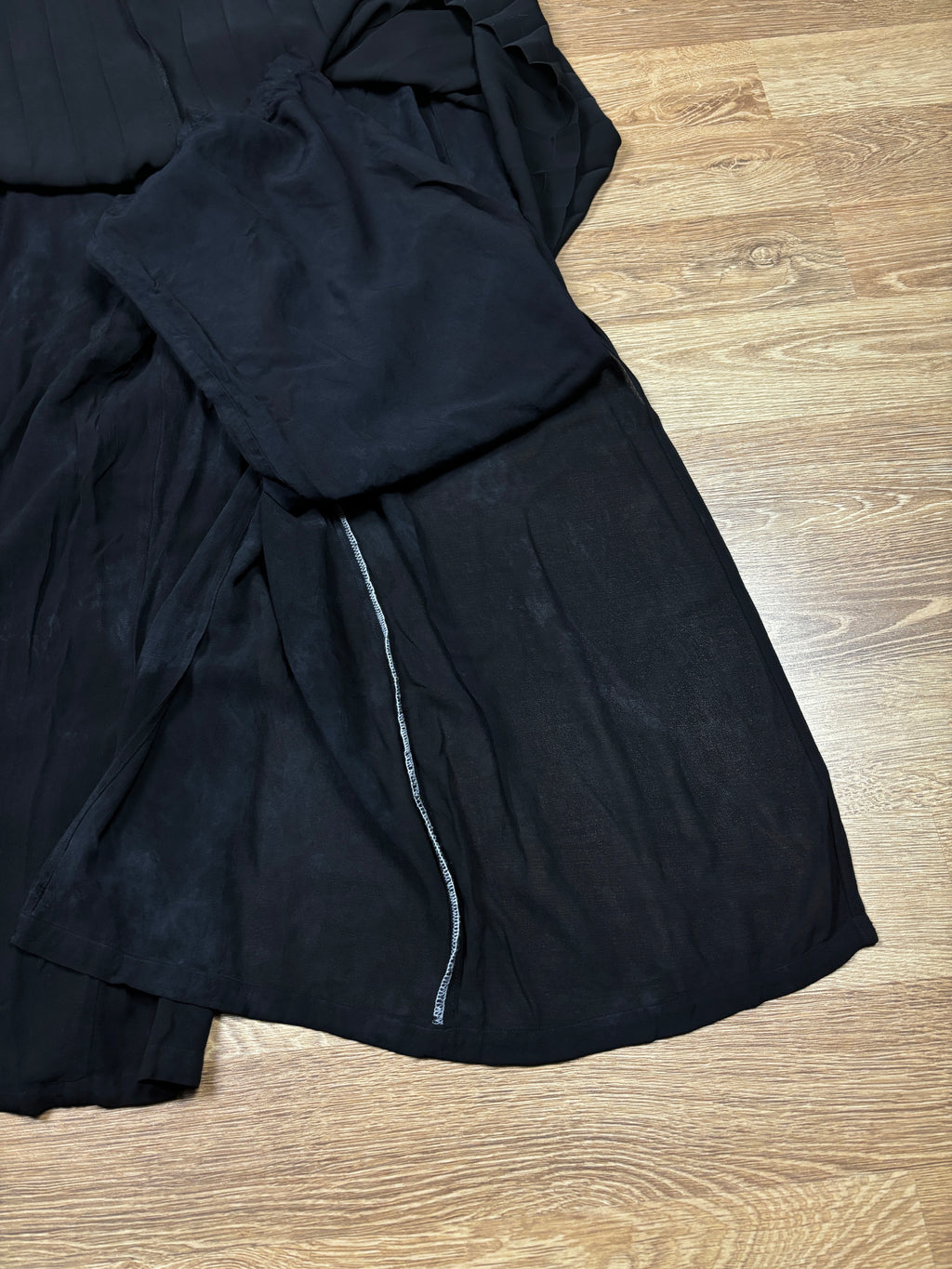 Pantalones con falda plisada en capas de Issey Miyake