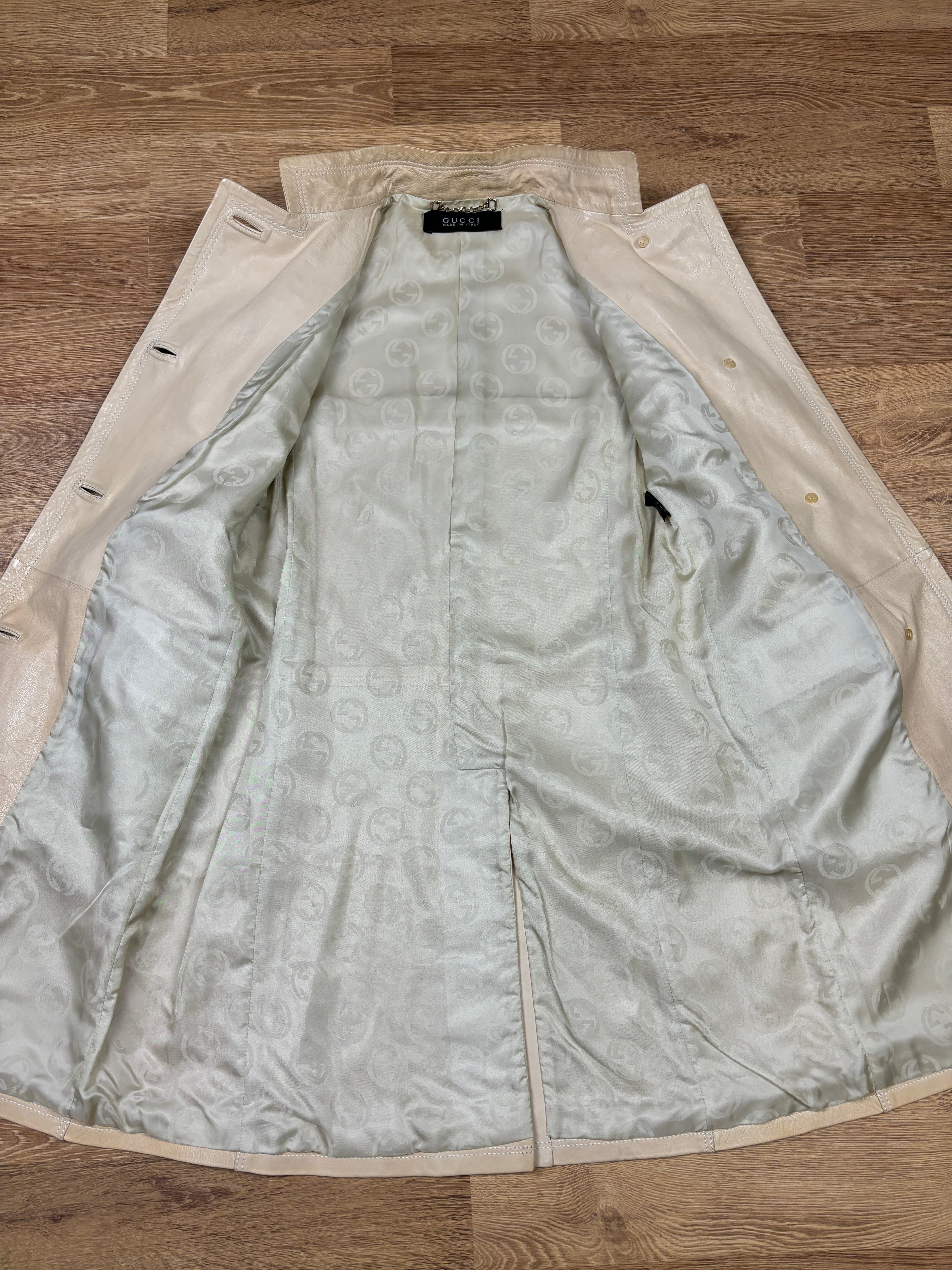 Abrigo de cuero color crema Gucci de los 2000