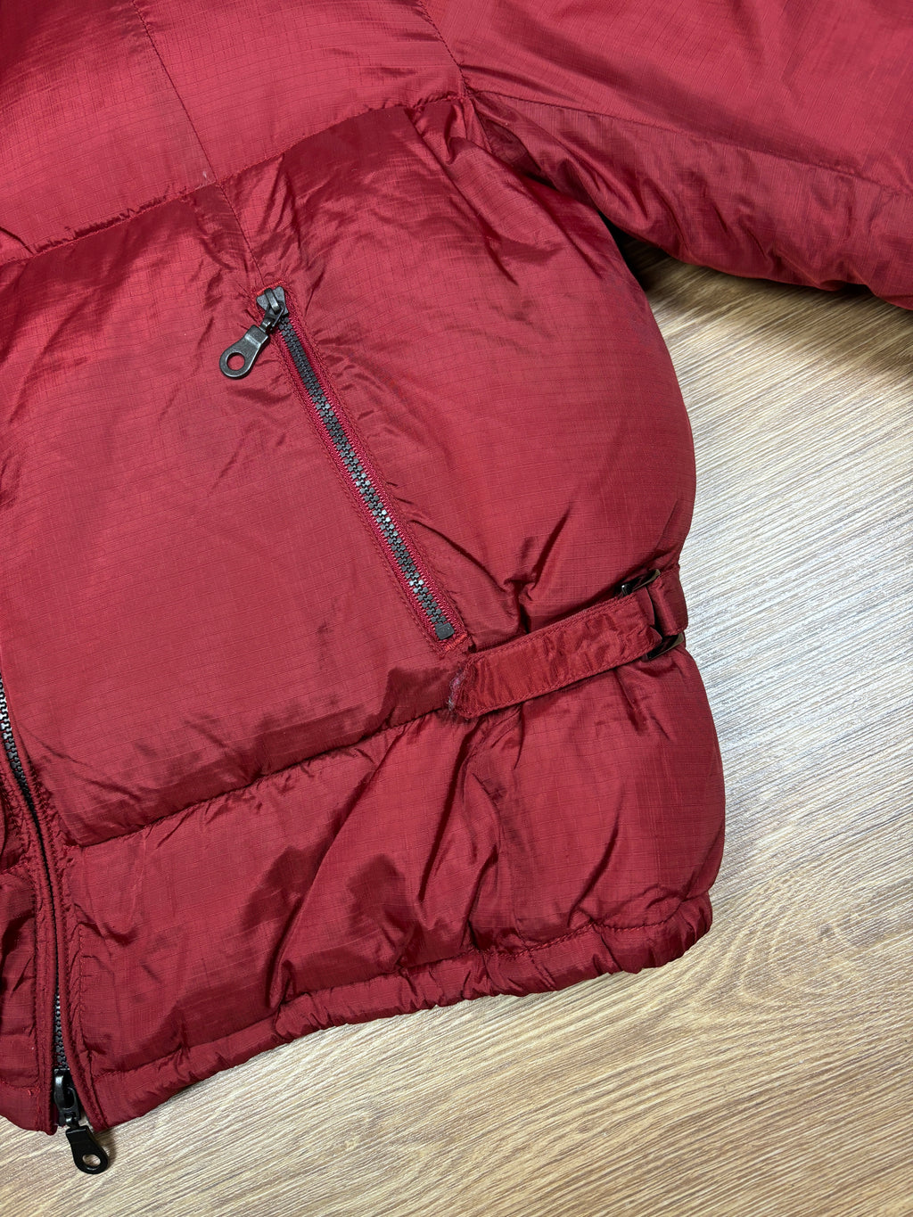 Chaqueta de plumas corta roja Marithé François Girbaud de los 2000