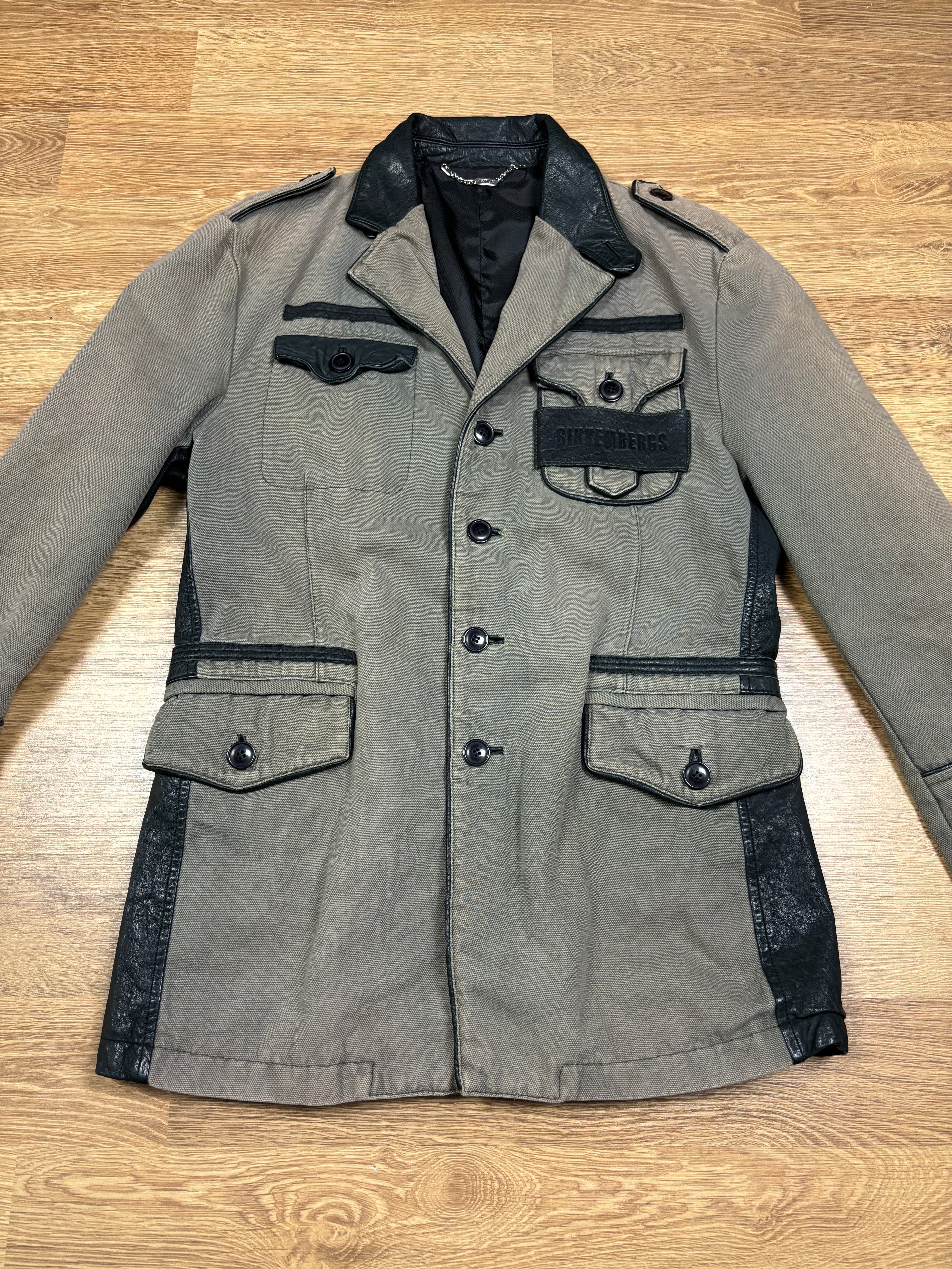Chaqueta utilitaria Dirk Bikkembergs de los 2000 con detalles de cuero